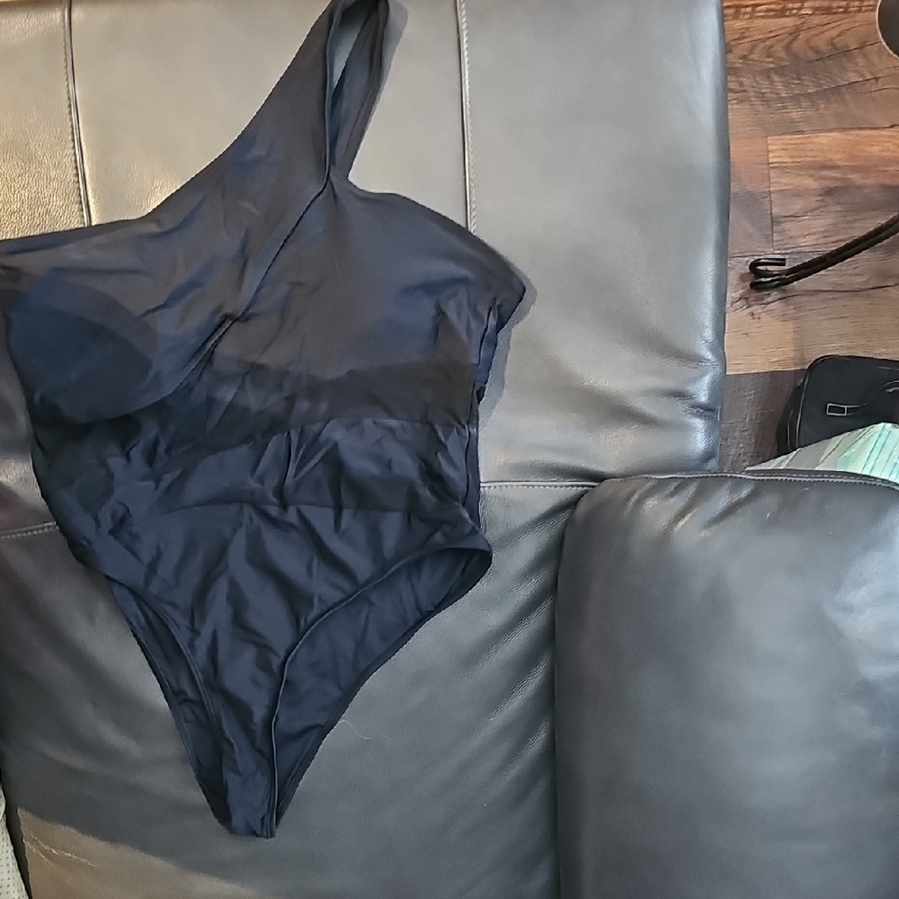 Black One-Shoulder Swimsuit